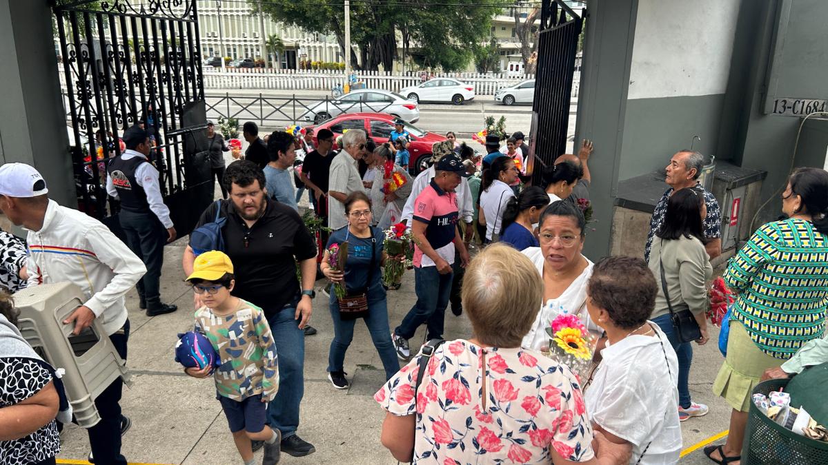 El Cementerio General se llenó de visitantes