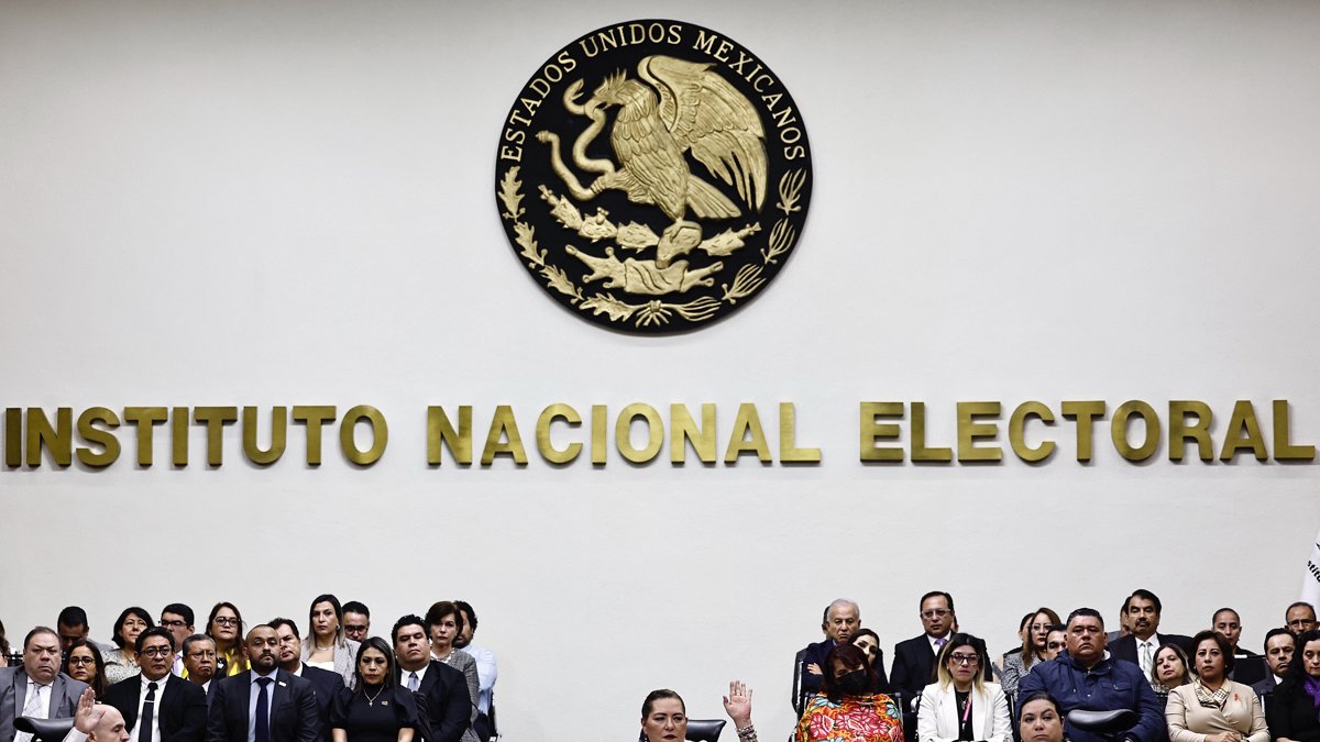 Imagen de archivo de la consejera presidenta del Instituto Nacional Electoral (INE) Guadalupe Taddei (c).