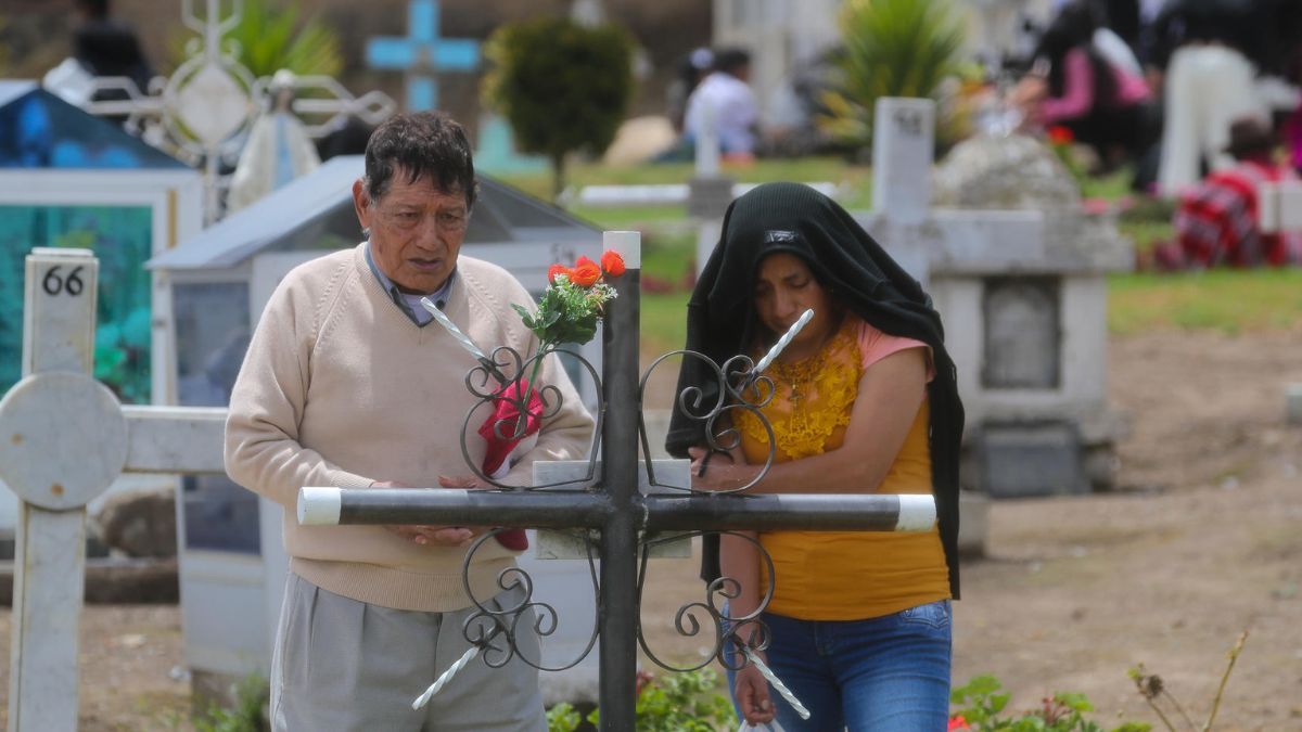 Ciudadanos llegan a los cementerios del país.