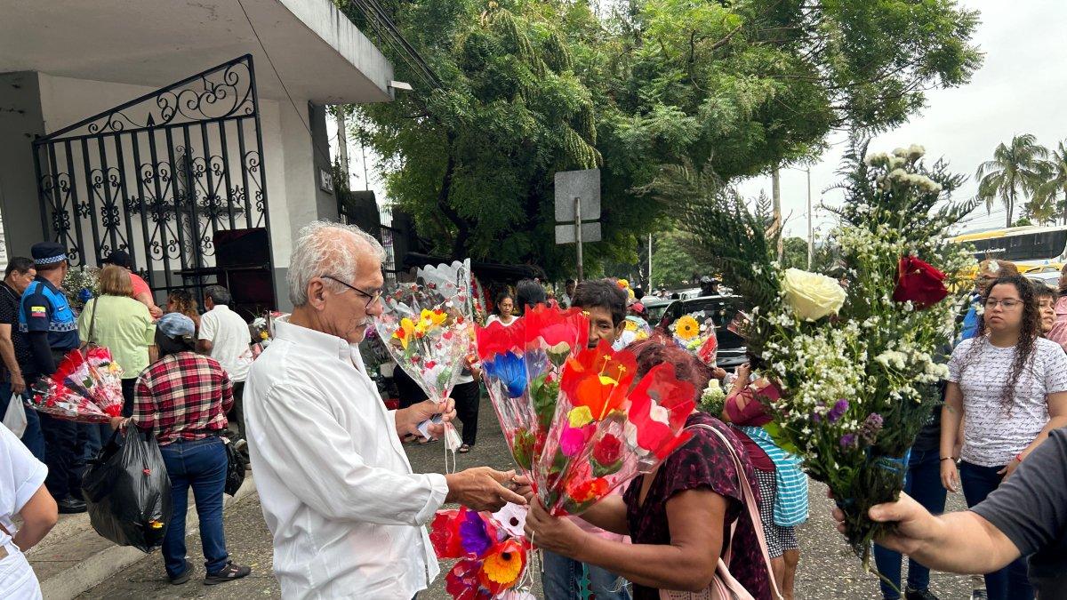 Los comerciantes realizaron sus ventas en los exteriores del Cementerio General