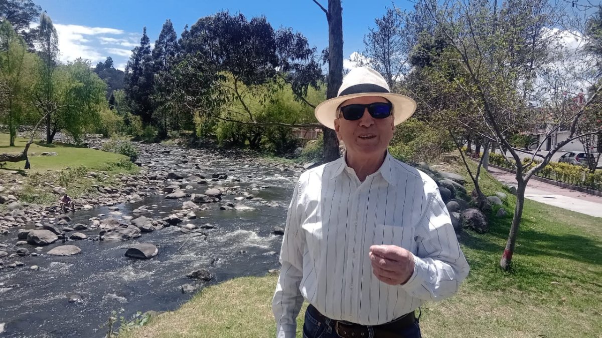 Enrique Serrano es economista cuencano, docente universitario y exdirector del Centro de Reconversión Económica del Azuay. Miembro del Cabildo por el Agua de Cuenca.