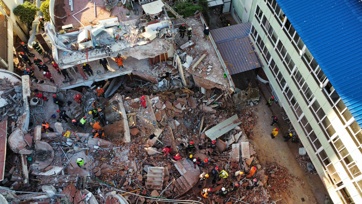 Integrantes de los bomberos y grupos de rescate trabajando en la búsqueda de personas entre los escombros del edificio Aparthotel Dubrovnik, el miércoles 30 de octubre.