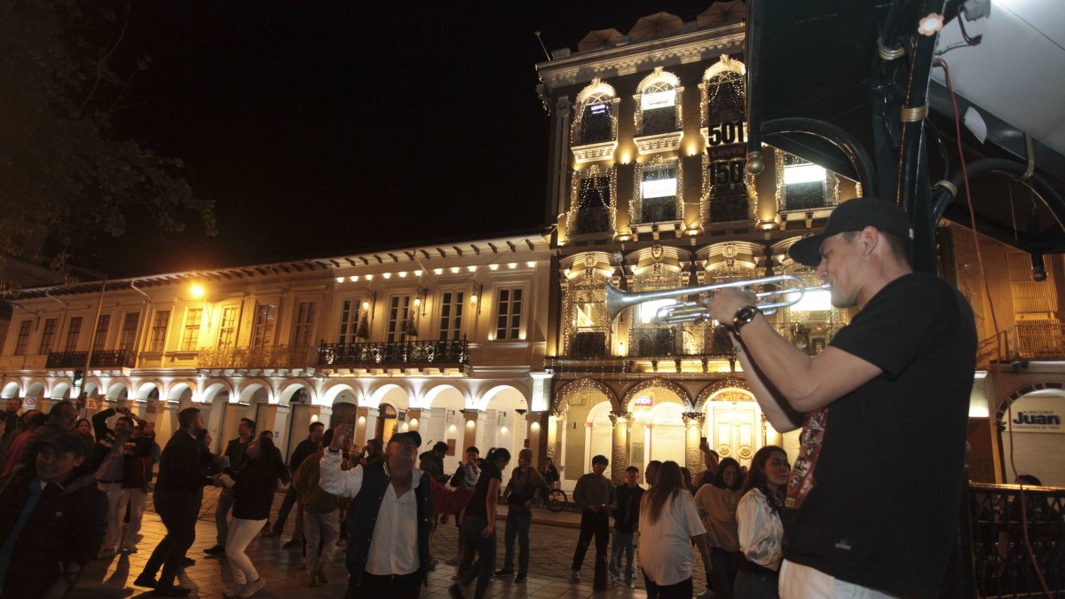Cuenca. Con o sin días de descanso, en el centro hay actividad de forma permanente. Hay música en vivo, visitas a los parques, las plazas permanecen abiertas.