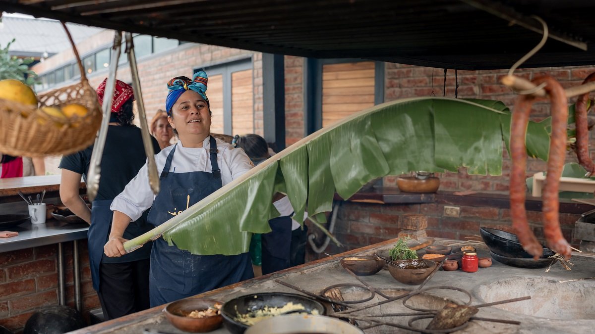 Horno. La chef, Valentina Álvarez, calienta una hoja de plátano en el típico fogón manabita. En esa hoja se prepara la tonga, que por costumbre es el almuerzo de un agricultor.
