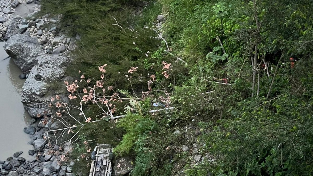 La camioneta cayó al precipicio del río Paute. Varias personas viajaban en ese vehículo. Algunas fallecieron y otras quedaron atrapadas.