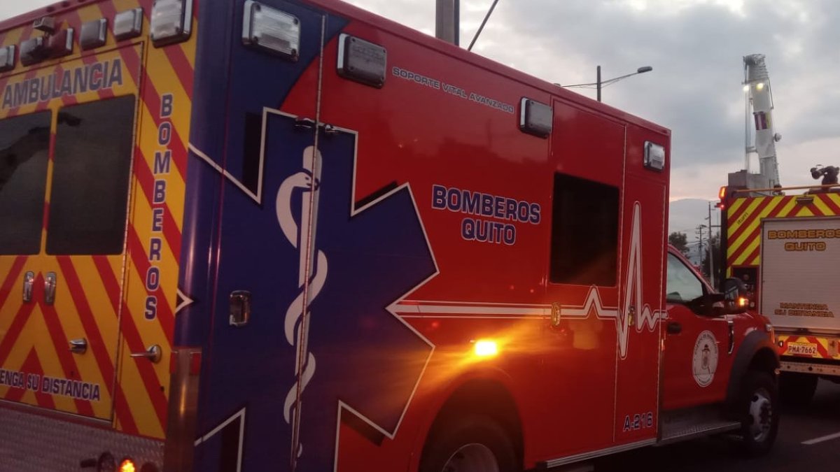 Imagen referencial. Socorristas de los bomberos atendieron a los heridos que dejó el choque entre un auto y una moto.