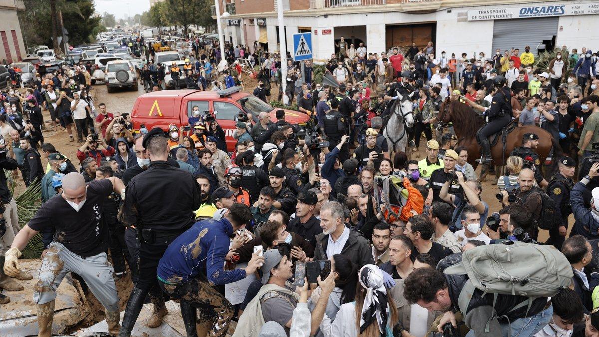 El rey Felipe VI trata de calmar a los vecinos indignados, durante su visita este domingo 2 de noviembre a Paiporta, epicentro de las inundaciones de Valencia