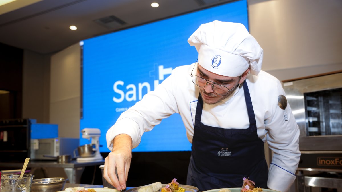 Concurso. Un joven cocinero participa en un concurso culinario de innovación gastronómica con elaboraciones a base de banano