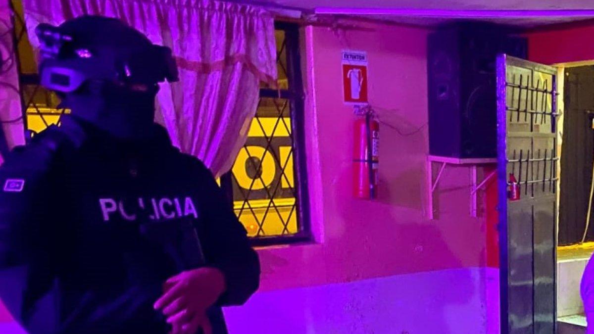 Imagen referencial. Agentes de la Policía llegaron al local para recabar indicios del ataque armado que dejó seis personas asesinadas.