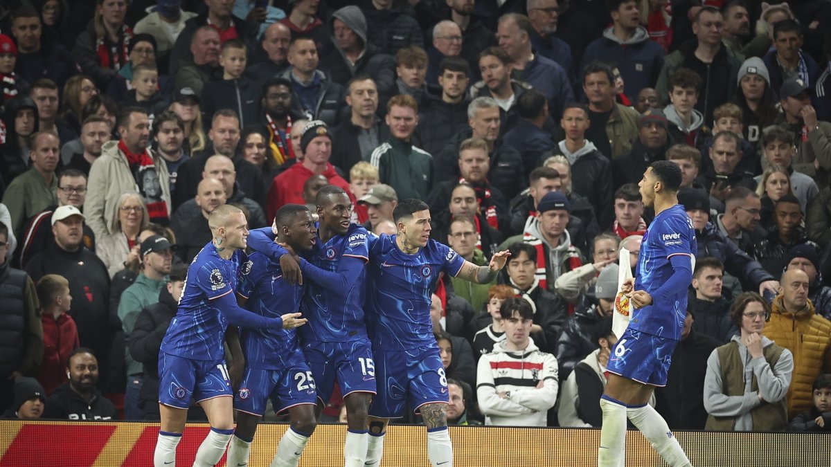 Moisés Caicedo celebra su gol con sus compañeros en Chelsea.