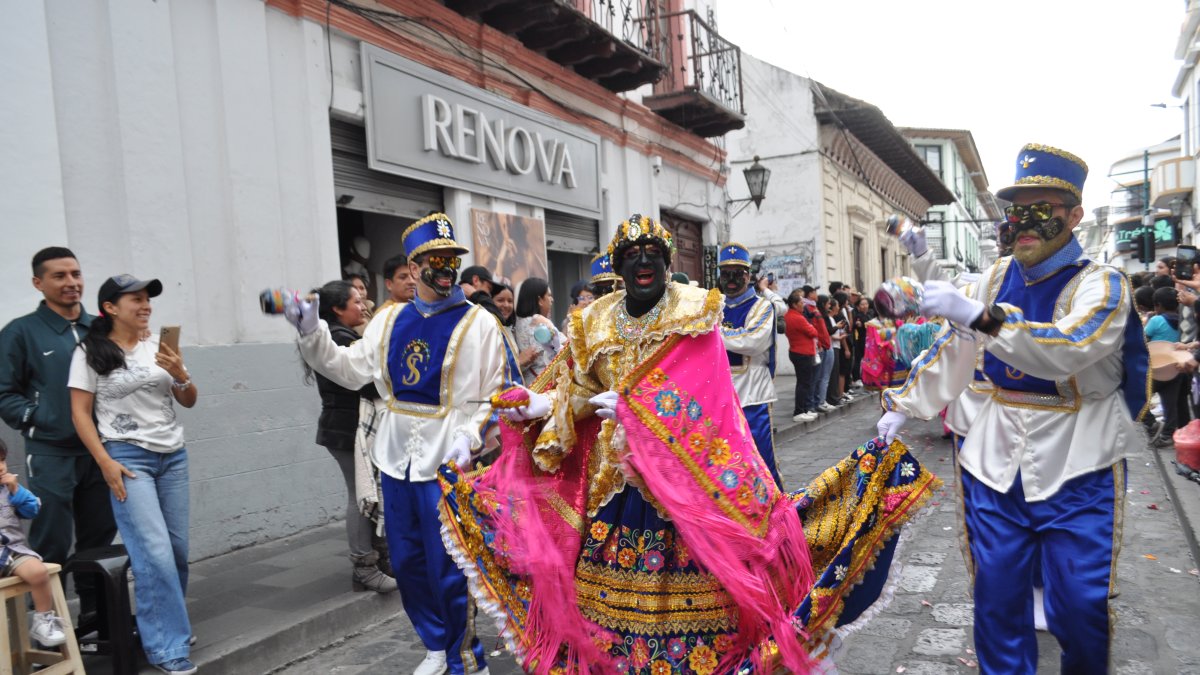 La Mama Negra 2024, José Semanate, recorrió las calles de Latacunga con el traje que desfilará el 9 de noviembre.