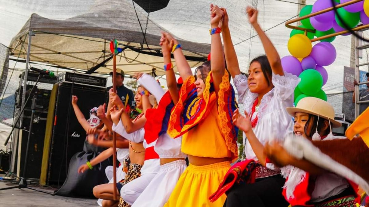 Grupos de danza animan la feria de los artesanos.