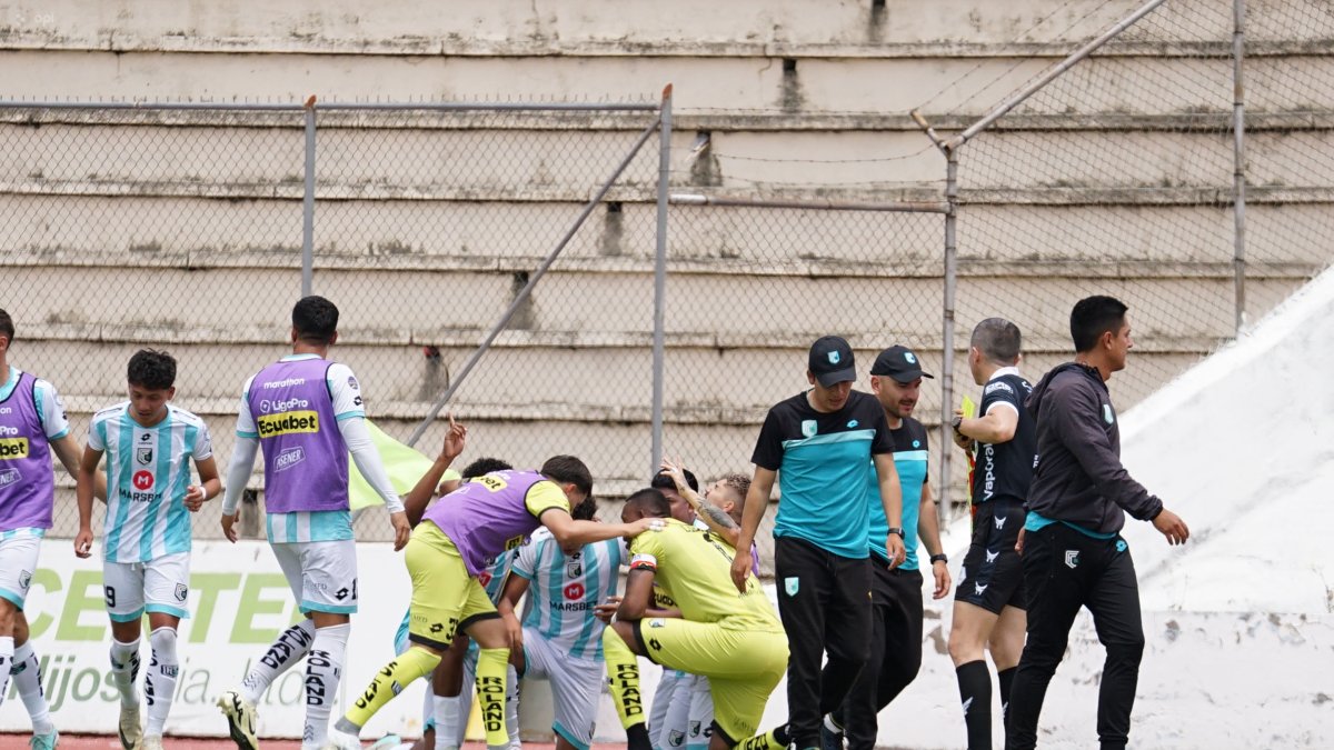 El festejo de los jugadores del Cumbayá tras el gol del triunfo sobre D. Cuenca.