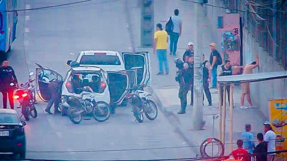 En la imagen, el momento en el que uno de los sospechosos del asesinato de Ernesto Saúl Cubi, quien sacrificó su vida por la de su madre, fue capturado en Guayaquil.