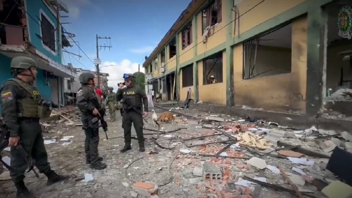 Personal policial acudió a la zona afectada por los explosivos.