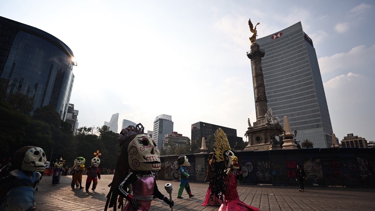 Personas participan en el desfile del Día de Muertos, en la Ciudad de México.