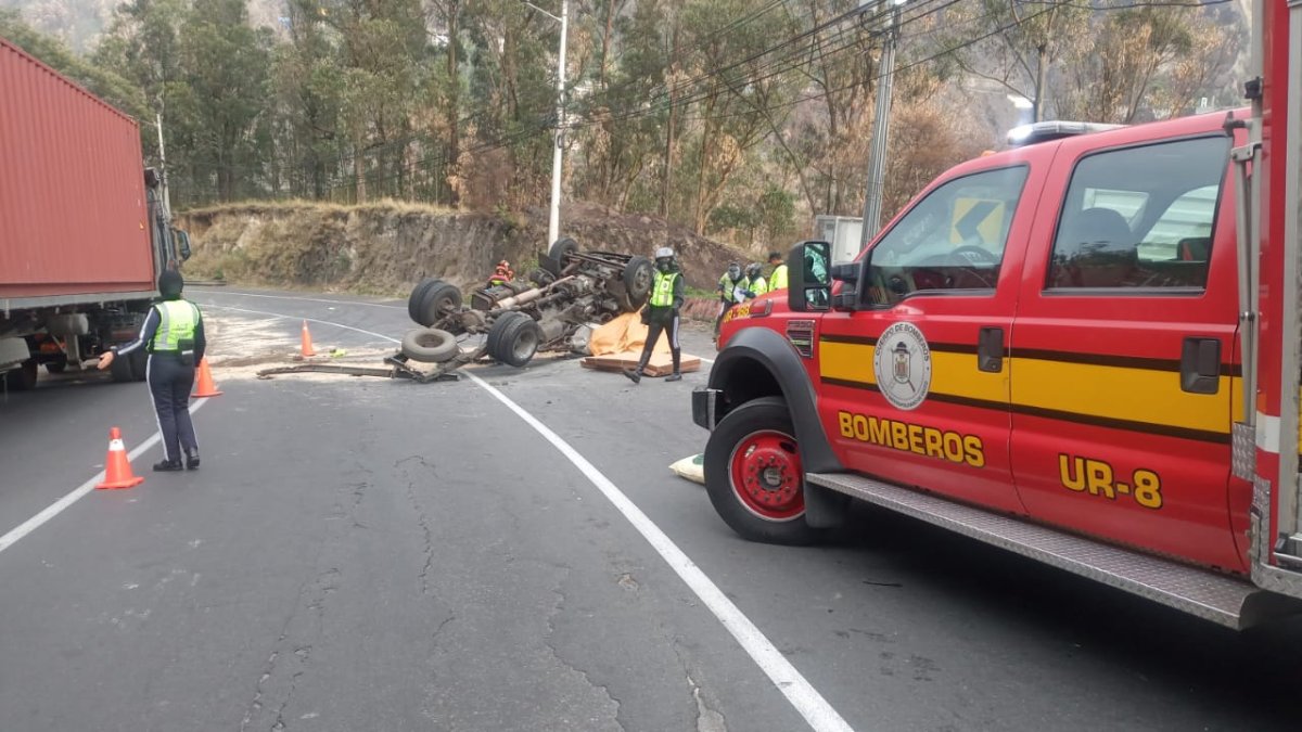 El camión se estrelló y volcó en la avenida Simón Bolívar, a la altura de Guápulo. Dos personas fallecieron.