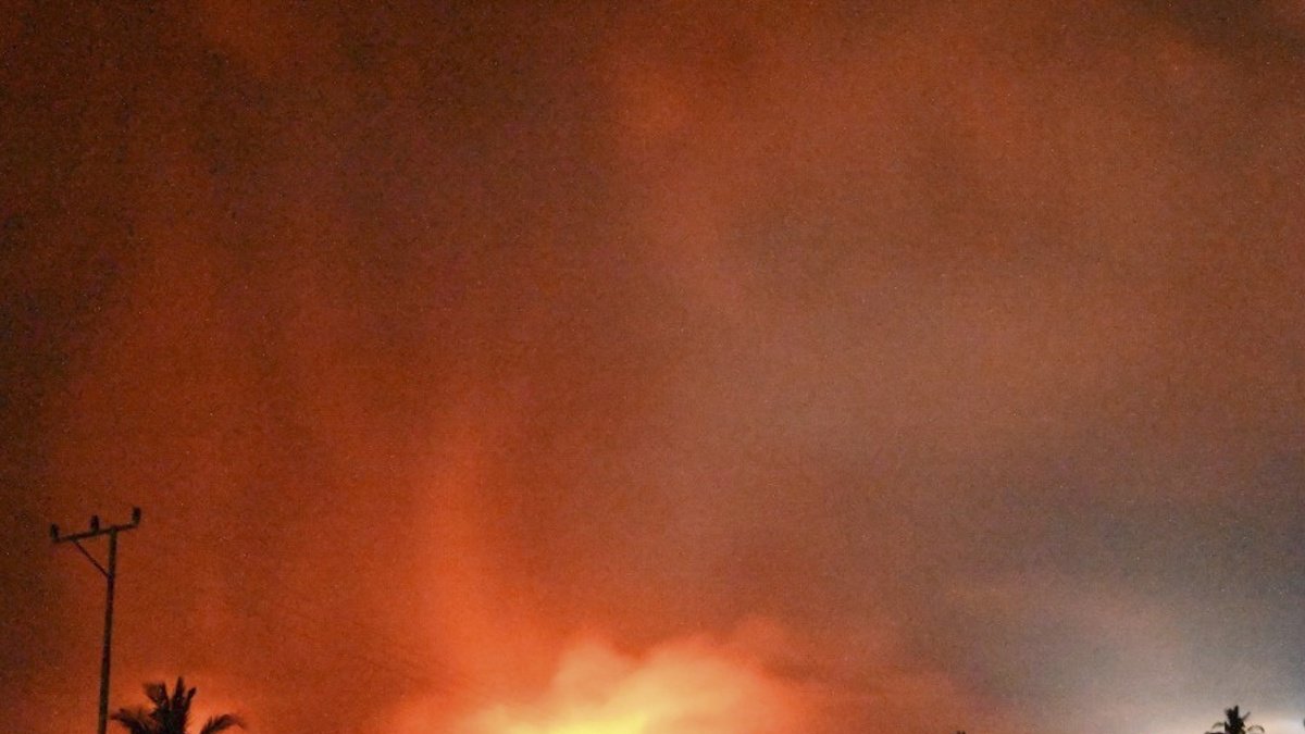 Fotografía cedida por los servicios de emergencia de Indonesia (BPBD, en sus siglas en indonesio) del volcán Lewotobi Laki-Laki, en la isla indonesia de Flores.