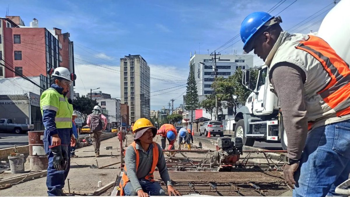 Imagen de los trabajos de hormigonado en las avenidas Francisco de Orellana y Cristóbal Colón, el 30 de octubre.