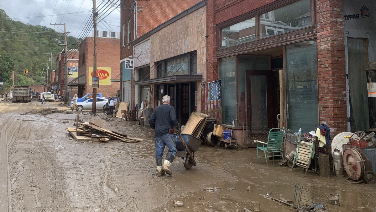 Un hombre camina en medio de una calle afectada por el paso del huracán Helene este martes, en Marshall (Estados Unidos).  