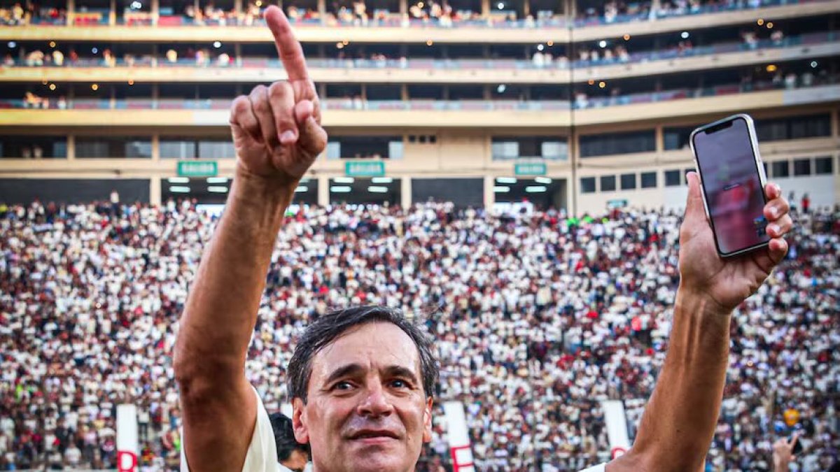 Fabián Bustos, Bicampeón con Universitario.
