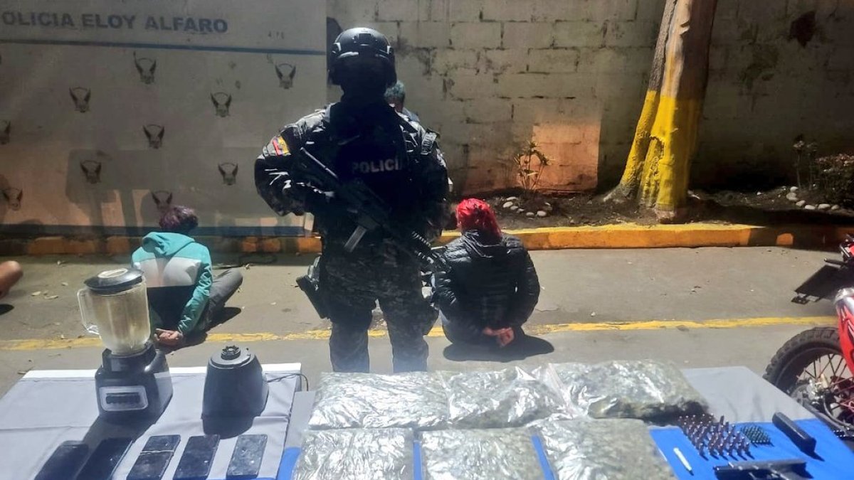 Entre los indicios se encontró armas de fuego, municiones y droga.