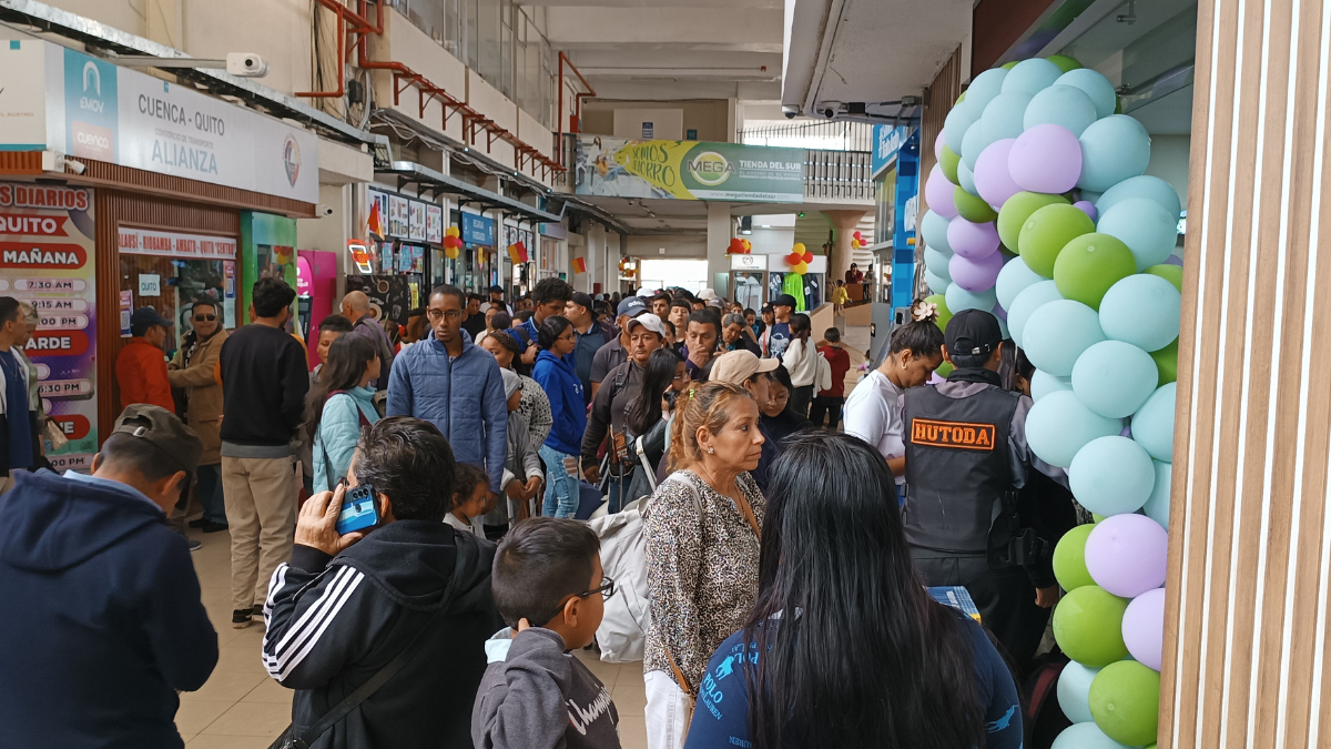 Afluencia masiva de personas se registró en la Terminal Terrestre de Cuenca en el último día del feriado.