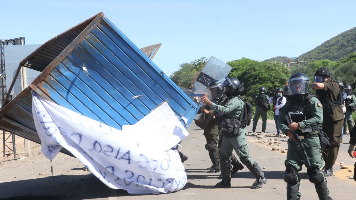 Seguidores del expresidente boliviano, Evo Morales, bloquearon una carretera.