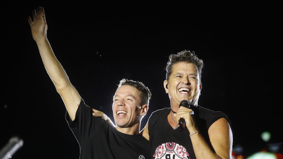 El cantante colombiano Carlos Vives (d) y el ciclista colombiano Rigoberto Urán durante el homenaje al deportista en Medellín (Colombia).