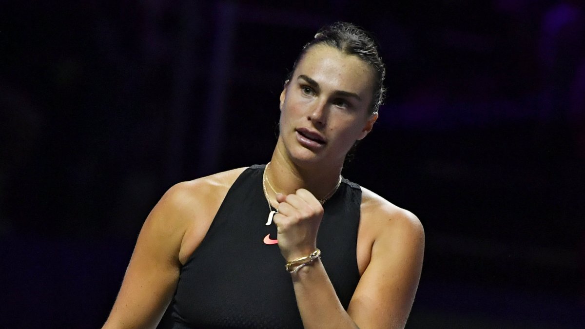 Aryna Sabalenka celebra tras vencer a Qinwen Zheng de China, una de las tres victorias en los 5 partidos disputados que le dieron el pase a la siguiente fase.