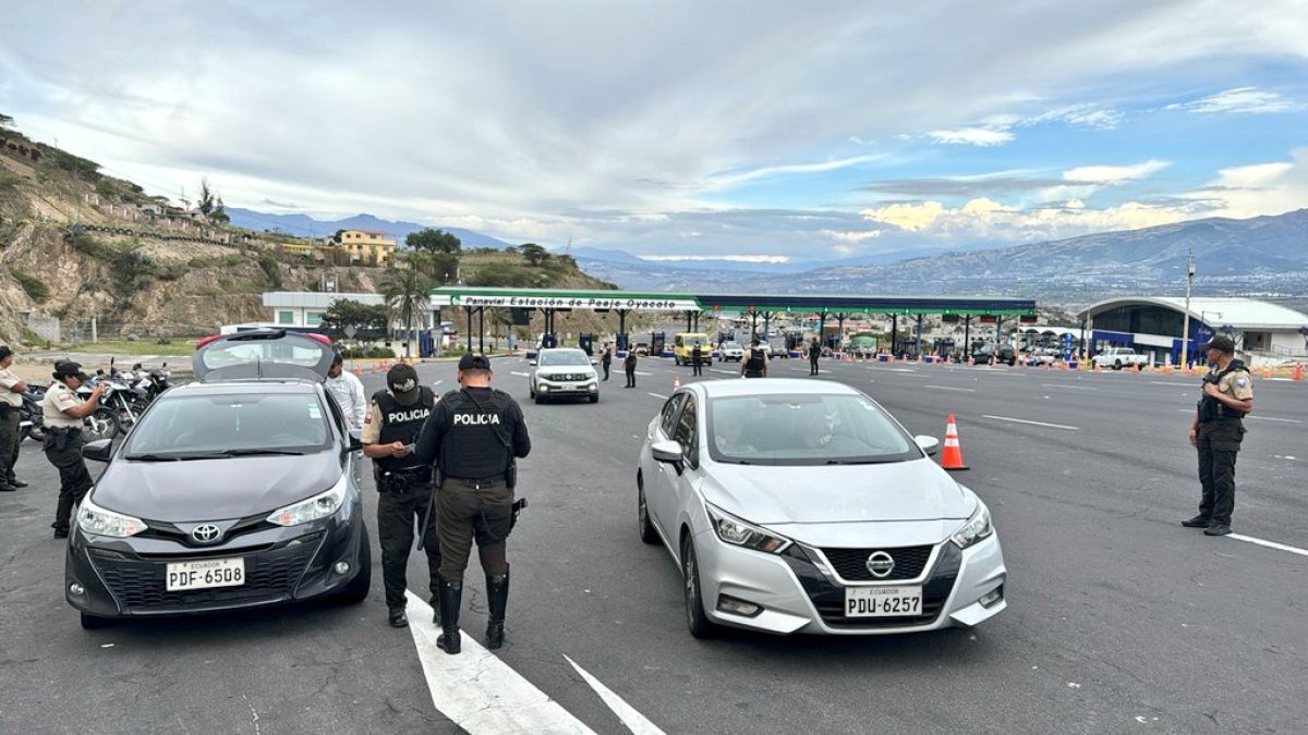 Agentes de la Policía realizaron controles a los vehículos que ingresaban a Quito por las avenidas Panamericana Norte y Calacalí.