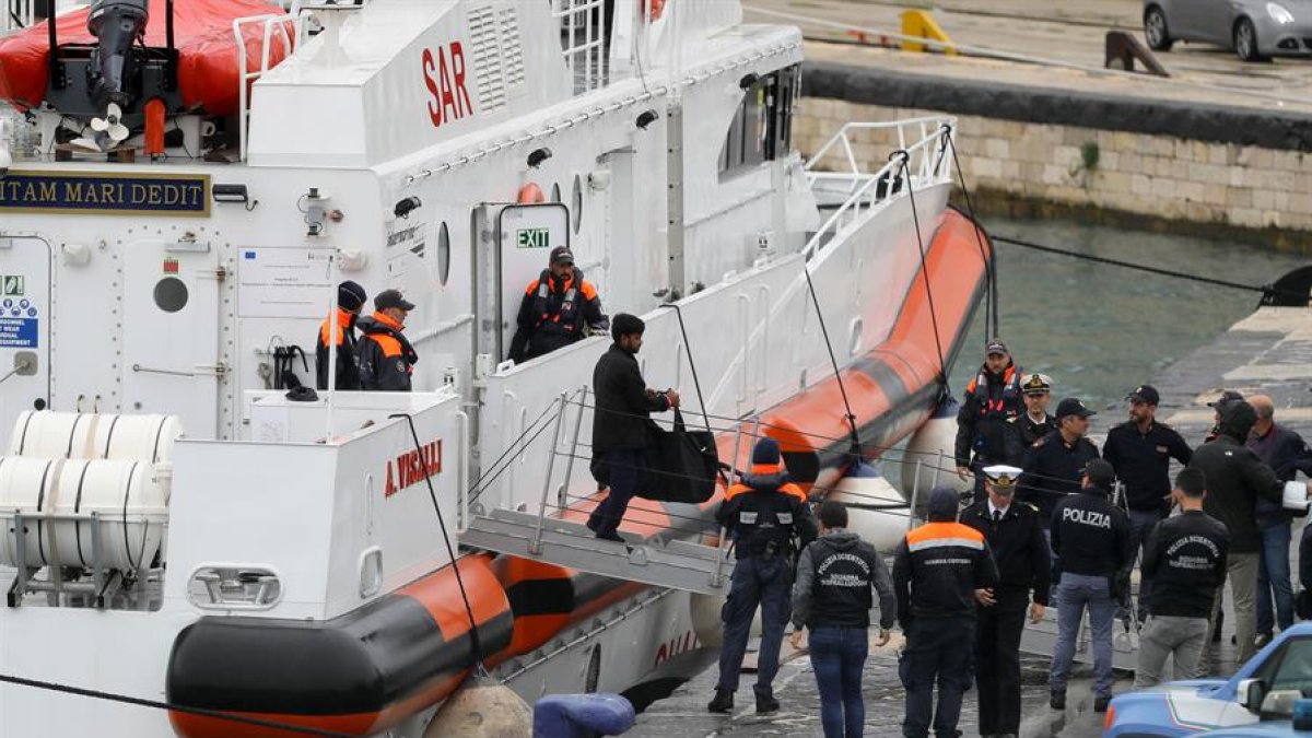 La patrulla de la guardia costera italiana llega al puerto de Bari con los 12 migrantes del centro de repatriación italiano en Gjader, a quienes se ordenó su regreso al país en octubre pasado.