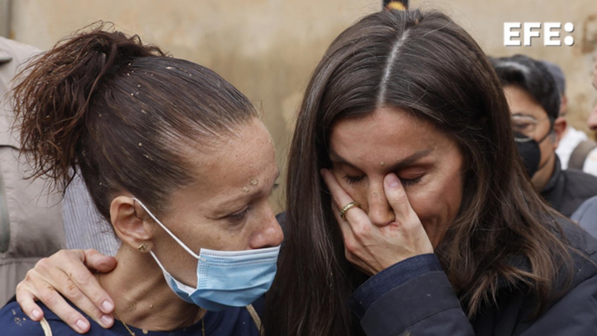 La reina Letizia, emocionada durante su visita a Paiporta este domingo.