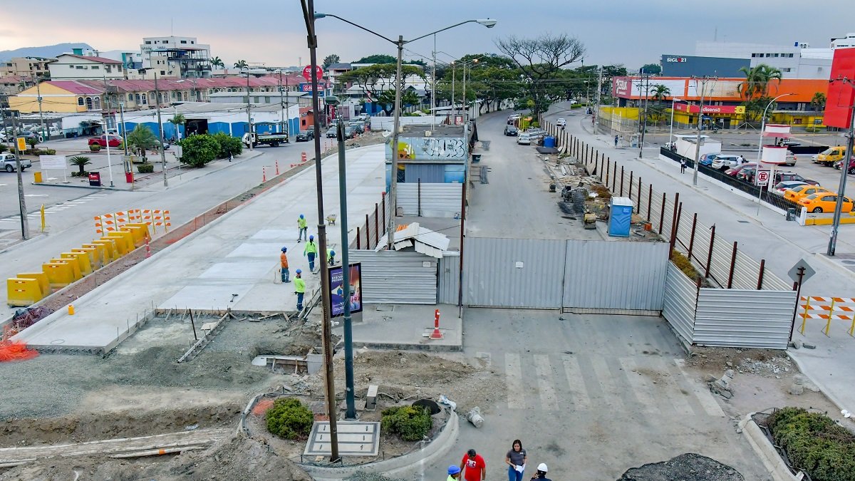 La nueva intersección divergente tipo diamante se construye en la avenida Isidro Ayora, junto al nuevo puente de la avenida de las Américas. Se prevé que esté lista en mayo del 2025.