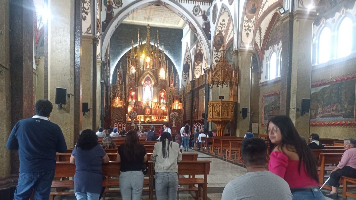 Los feligreses, conmocionados, no han dejado de orar por el sacerdote Enrique Arcos.