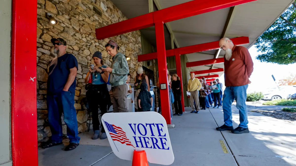 Vista de ciudadanos que acuden a votar en Black Mountain, Carolina del Norte, el 21 de octubre de 2024.