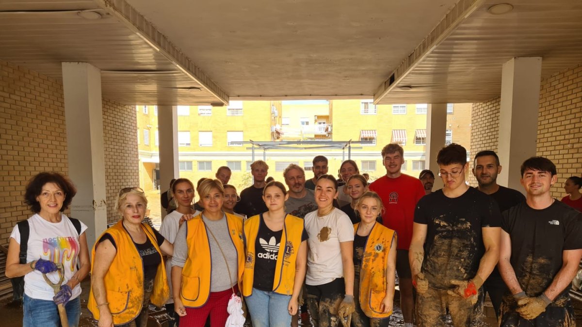 Delegación. Además de la ayuda que se ofrece a compatriotas, se ha gestionado la ayuda de voluntariado y la entrega de artículos de limpieza.