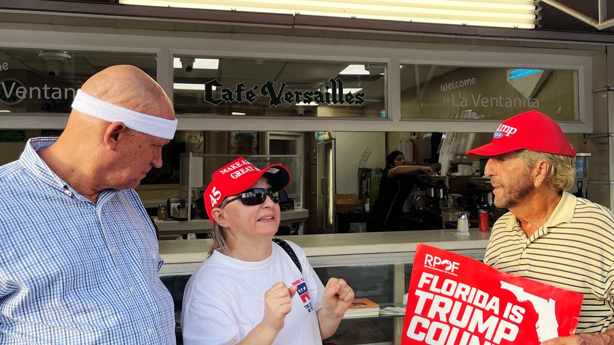 Ania Fresquet (c), una votante inscrita en la lista demócrata pero que vota por Donald Trump.