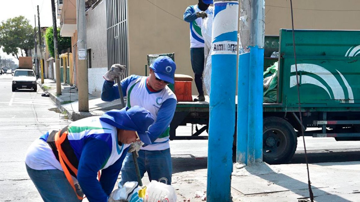 Jornada. El contingente de 2.595 colaboradores de Urvaseo trabajó en el feriado.