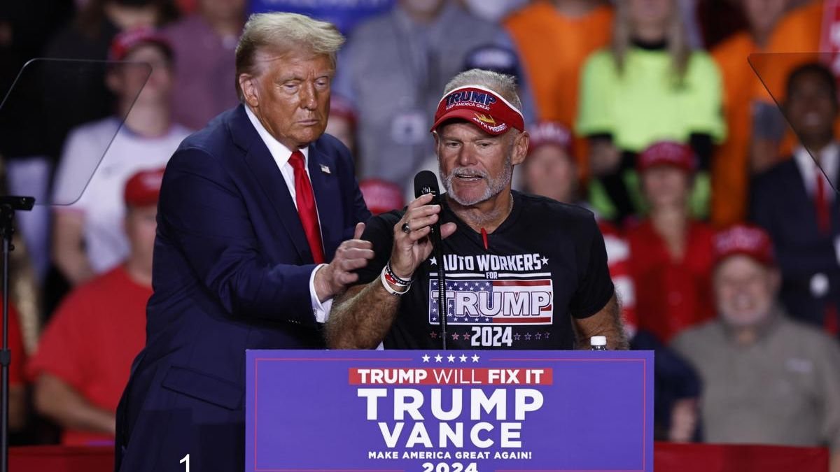 Donald Trump durante un mitin de campaña en Grand Rapids, Michigan, EE. UU., 04 de noviembre de 2024.