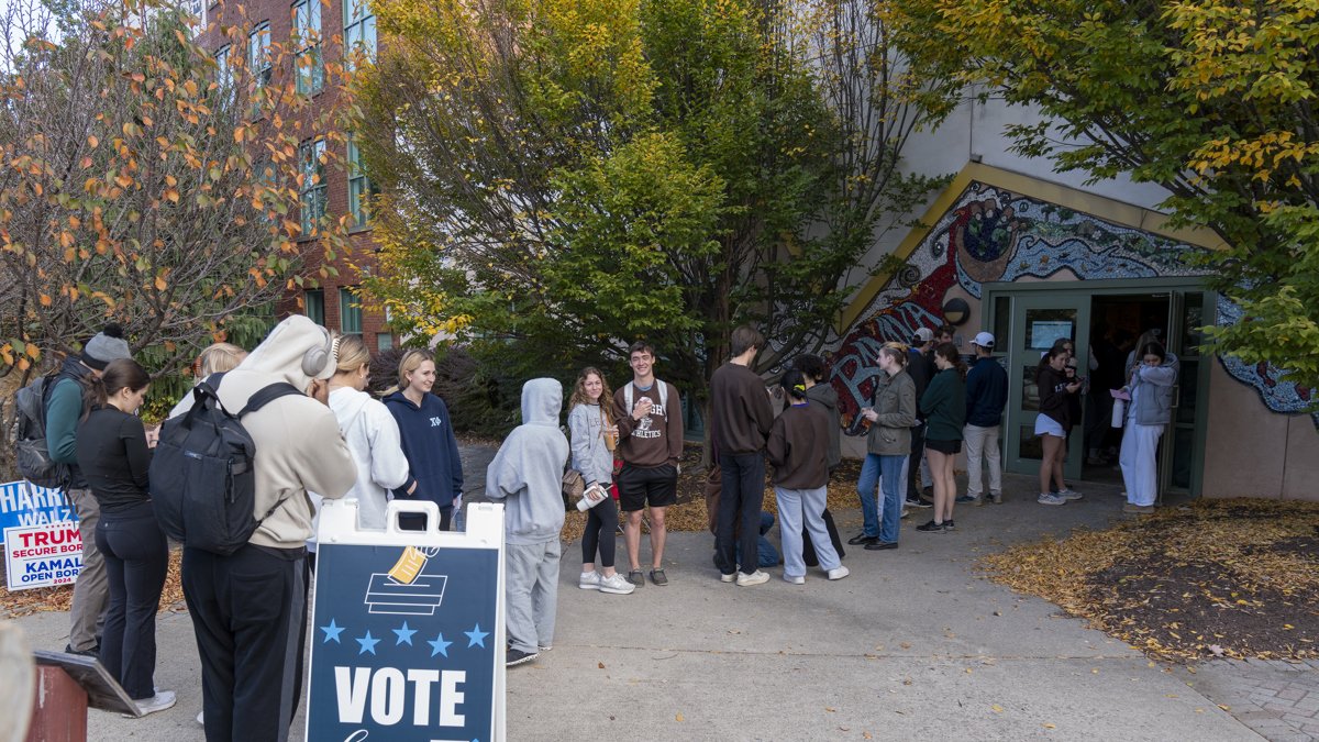 Personas esperan en una fila para votar en un centro de votación instalado en la tienda Banana Factory, este martes, en Bethlehem, Pensilvania (Estados Unidos).