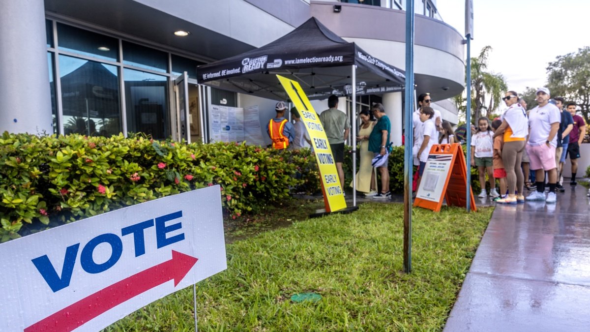 La gente espera en fila para votar en el último día de votación anticipada de Florida para las elecciones presidenciales de 2024 en Florida, en el Departamento de Elecciones del Condado de Miami-Dade.