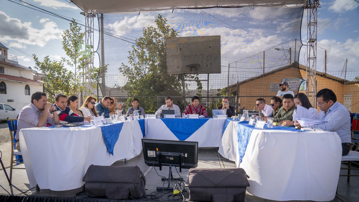 Encuentro. Sesión del Concejo de Riobamba en Tierra Nueva, donde quedó marcada la tensión en el cuerpo edilicio. Fue en esta sesión que los siete concejales abandonaron la sesión.
