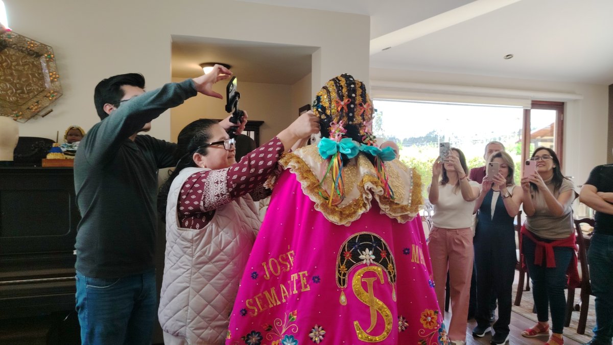 Artesanos elaboraron el traje de la Mama Negra lo que ayuda en la reactivación económica de la localidad.