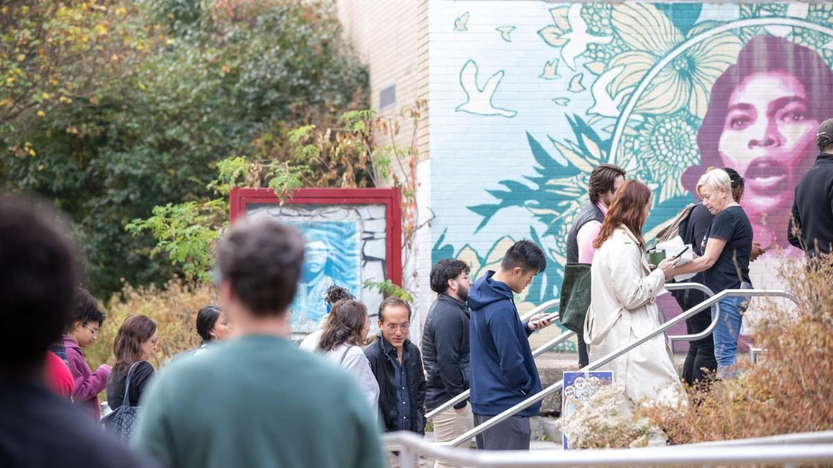Fotografia referencial de personas hacen fila fuera de un colegio electoral en Filadelfia, Pennsylvania.