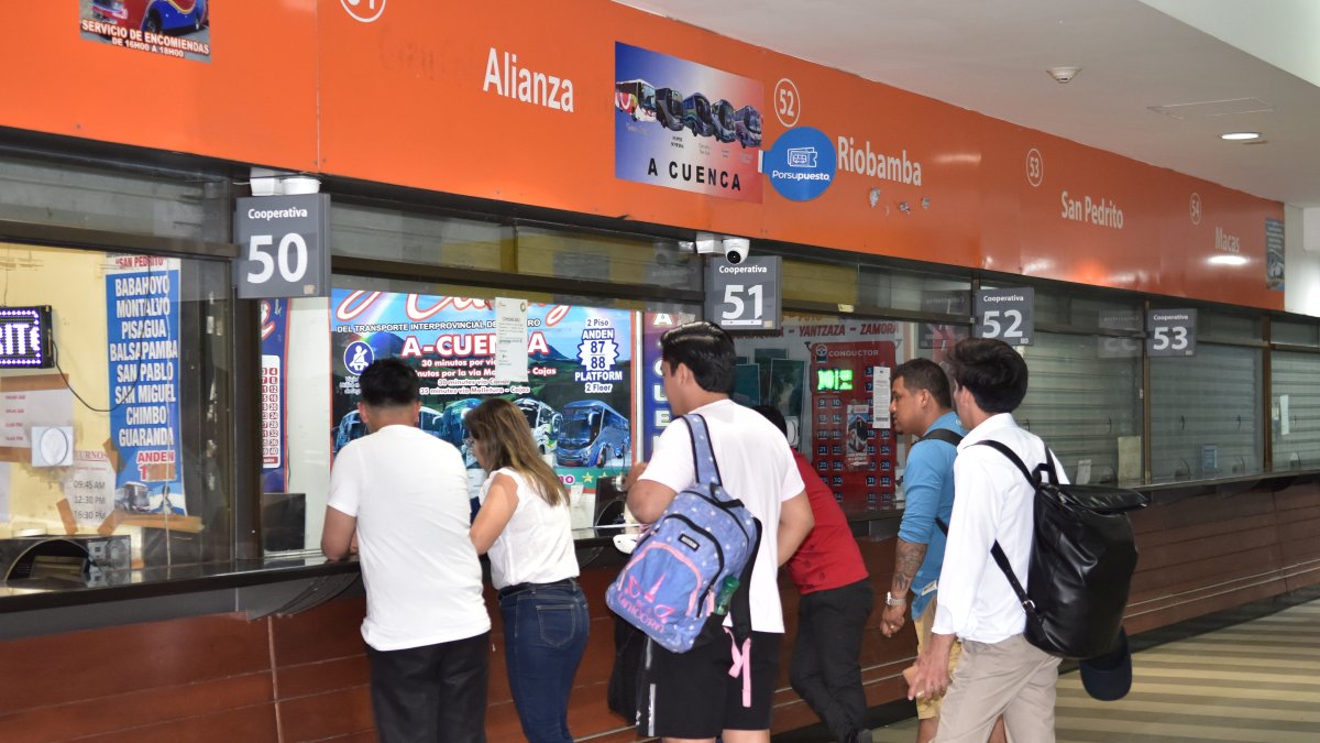 Los usuarios acudieron al Terminal Terrestre para salir de la ciudad.