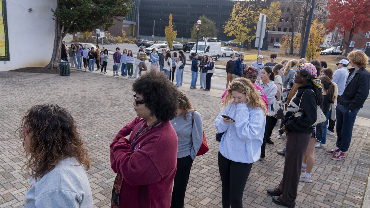 Personas esperan en una fila para votar en un centro de votación instalado en la tienda Banana Factory, este martes, en Bethlehem, Pensilvania (Estados Unidos).