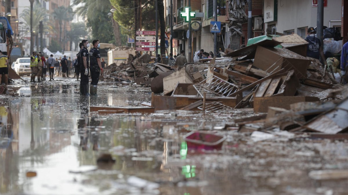 Efectivos de la Policía Local trabajan para despejar una calle de Paterna este martes 5 de noviembre, en Valencia (España).
