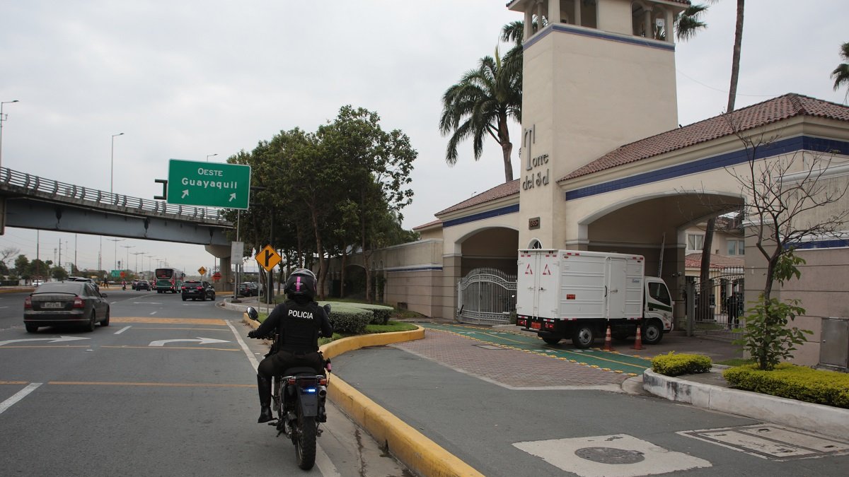 Policías rondan la urbanización luego del hecho delictivo.