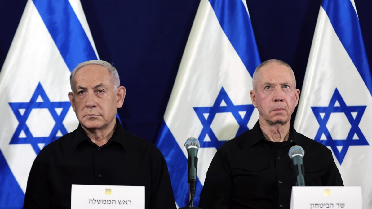 El Primer Ministro de Israel, Benjamin Netanyahu (I), y el Ministro de Defensa, Yoav Gallant (D), en una conferencia de prensa en la base militar Kirya en Tel Aviv, 28 de octubre de 2023.